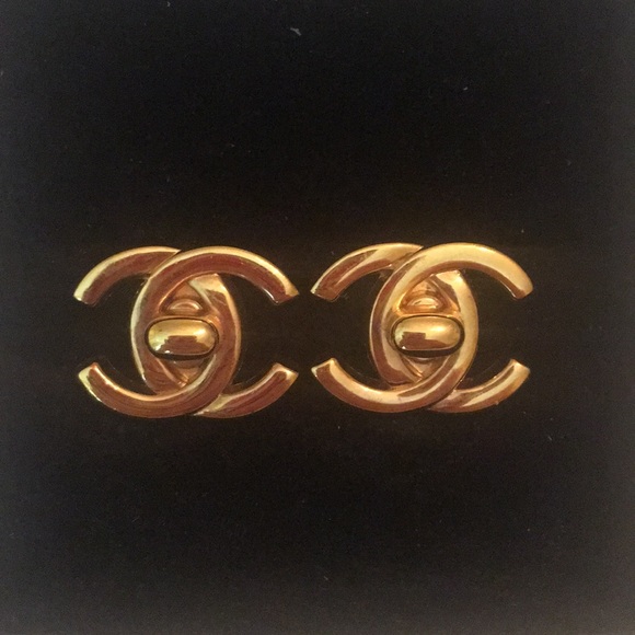 CHANEL Jewelry - Chanel gold plated CC Logo clipon earring Vintage